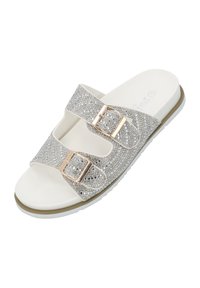 Silverdekorerad glidande sandal med två justerbara remmar, guldbucklade detaljer och en vit stoppad fotbädd och sula.
