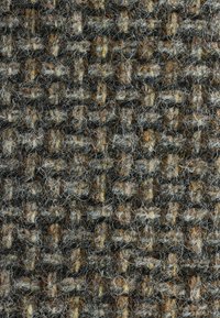 Material texturat țesut în nuanțe de maro, gri și bej, cu o țesătură lejeră și fibre vizibile ce creează un aspect moale și pufos.