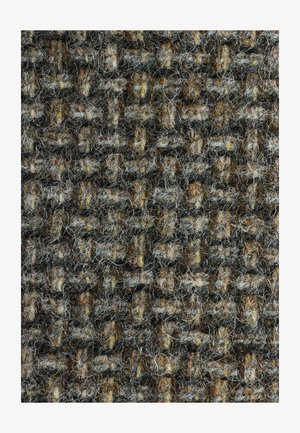 Material texturat țesut în nuanțe de maro, gri și bej, cu o țesătură lejeră și fibre vizibile ce creează un aspect moale și pufos.