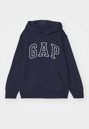 Marineblauer Hoodie aus weichem Baumwollmaterial, mit einer vorderen Kängurutasche und weißer "GAP" Schriftzug auf der Brust. Mit gerippten Bündchen und Saum.