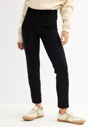 CON ABERTURA - Pantalones - black