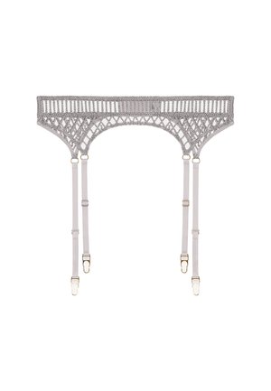 Ce porte-jarretelles en dentelle grise présente un motif tissé complexe, avec des sangles en satin ajustables et des accessoires en métal doré pour le maintien.
