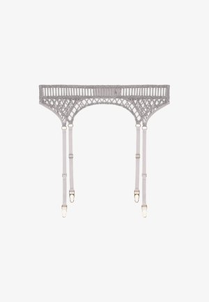 Ce porte-jarretelles en dentelle grise présente un motif tissé complexe, avec des sangles en satin ajustables et des accessoires en métal doré pour le maintien.