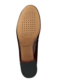 Soletta in vernice bordeaux con perforazioni, tacco in gomma e intersuola beige con il marchio "GEOX". Texture liscia e forma arrotondata.