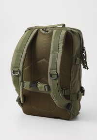 Zaino verde oliva con imbottitura in rete, spallacci regolabili, fibbie in plastica e superficie testurizzata. Caratterizzato da un design ergonomico per il comfort.