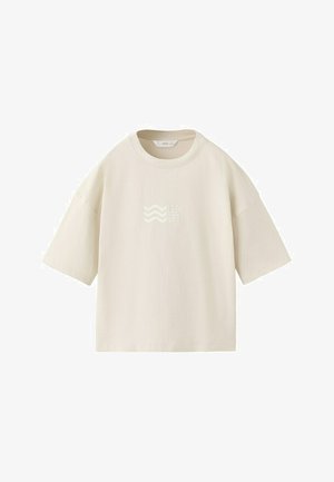 Off-white oversized T-shirt met korte mouwen, ronde hals en subtiele tekst "LEGEND" met golvende lijnen in het midden aan de voorkant.