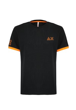 T-shirt nera in cotone con rifiniture arancioni sui maniche, logo geometrico arancione sul petto e dettagli con numero sulla manica.
