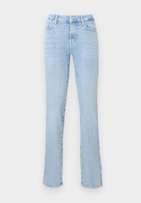 Jean taille haute bleu clair, coupe droite, avec fermeture à bouton et zip à l'avant, cinq poches et un délavage subtil.