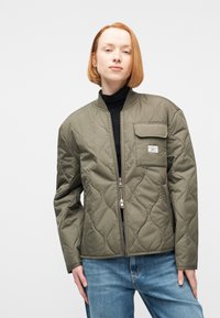 Guess Jeans QUILTED PUFFER JACKET - Bombera - olive light green