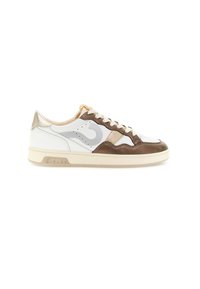 Kengät, joissa on valkoisen, ruskean ja harmaan nahkan yhdistelmä, metallisen kultaisen korostuksen kantapäässä ja teksturoitu, yksityiskohtainen muotoilu.