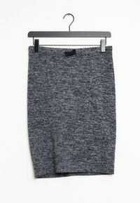 Jupe crayon en tricot gris avec une texture douce, dotée d'un cordon de serrage à la taille et d'une coupe ajustée. Accrochable sur un clip noir.