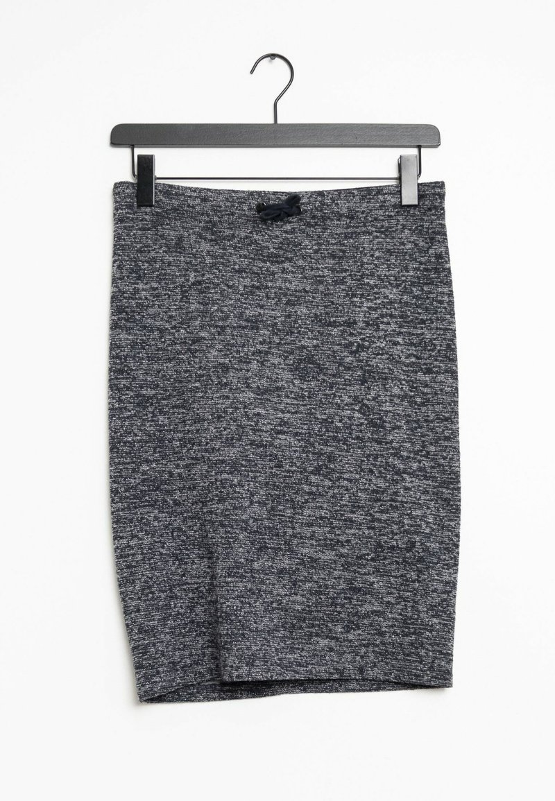 Jupe crayon en tricot gris avec une texture douce, dotée d'un cordon de serrage à la taille et d'une coupe ajustée. Accrochable sur un clip noir.