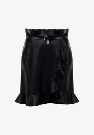 Gonna nera in ecopelle con orlo arricciato, vita con cintura e dettaglio in metallo dorato, e una consistenza liscia.