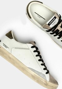 Sneaker bianchi in pelle con dettagli in suede grigio e accenti verde oliva. Lacci neri, suola testurizzata e branding sulla linguetta e sul lato.