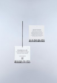 To mærkat med tøj fastgjort med en sort snor. Mærkaterne har hvide baggrunde med tekst, sorte accenter og mærkenavnet "NAPAPURI" trykt i bunden.