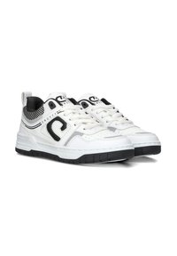 Witte sneakers met zwarte accenten, bovenwerk van textuurleer, geperforeerde details, platte veters en een gegroefd rubberen zool.