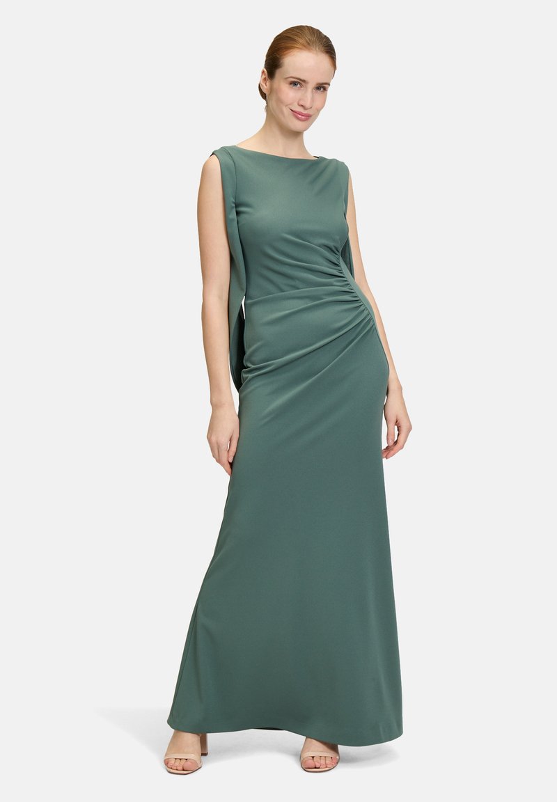 Maxikleid aus einem gedämpften grünen Stoff, mit einer figurbetonten Passform, Rundhalsausschnitt und seitlichen Drapierungsdetails. Glatte Textur, ärmelloser Stil.