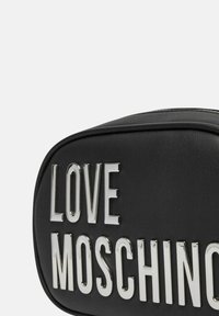 Borsa nera in ecopelle con la scritta "LOVE MOSCHINO" in rilievo in hardware argentato, forma rettangolare, superficie liscia e dettagli di cucitura a contrasto.