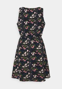 Sukienka w kwiaty z granatowym tłem i różowymi, białymi oraz niebieskimi kwiatami. Bez rękawów, z elastycznym pasem i spódnicą do kolan.