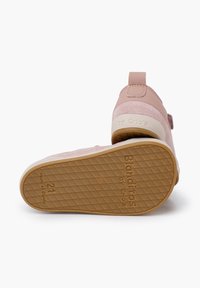 Scarpe in suede rosa con suola in gomma, dotate di una chiusura a strappo, punta rotonda e un modello con texture antiscivolo sulla suola. Taglia 21.