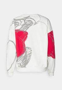 Hvid sweatshirt med grå og røde abstrakte mønstre. Har ribbede manchetter og halsudskæring. Blødt stof med afslappet pasform og let oversized form.
