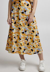 Fustă midi florală în culorile galben, portocaliu și lavandă, cu un design fluid și un material ușor, cu o textură mătăsoasă.