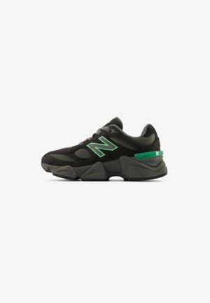 Sneaker nera con dettagli verdi, realizzata in materiali mesh e scamosciato, design chunky e suola testurizzata per una migliore aderenza.