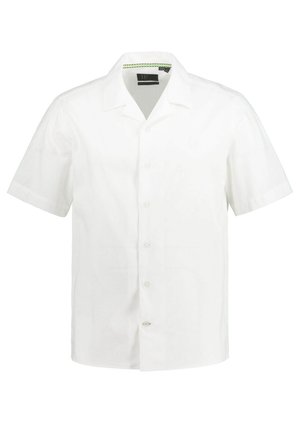 Camisa blanca de manga corta hecha de lino, con cuello, cierre de botones y un sutil logo de la marca. Textura suave y corte relajado.