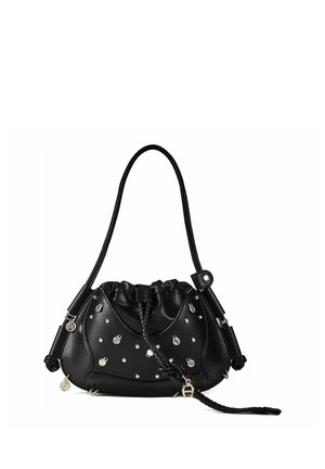 Bolso de hombro de cuero negro con tachuelas plateadas y charms, cierre de cordón trenzado y una sola correa larga.