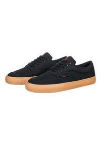 Schwarze Leinenschuhe mit einer Gummisohle. Merkmale sind das Schnürdesign und dezente Logodetails an der Seite und Zunge.