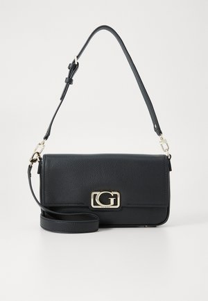 Sac en cuir texturé noir à bandoulière avec quincaillerie dorée, présentant un fermoir logo bien en vue et une bandoulière ajustable. Forme rectangulaire avec fermeture à rabat.