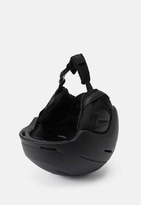 Schwarzer Helm mit glatter Oberfläche, verstellbaren Kinnriemen, gepolstertem Innenraum für Komfort und Belüftungsöffnungen für Luftzirkulation.