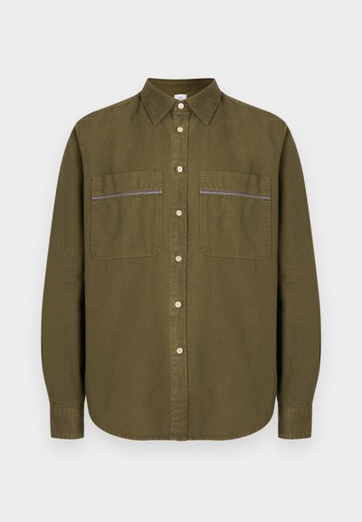 Πουκάμισο με κουμπιά σε ελαιί πράσινο, μακριά μανίκια, δύο τσέπες στο στήθος με καρό διακοσμητικά στοιχεία και απαλό βαμβακερό ύφασμα με κλασικό γιακά.