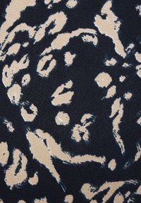 Abstrakti kangasmalli, jossa on laivastonsinisiä ja beigejä orgaanisia muotoja, teksturoitu pinta ja hienovarainen kiilto.