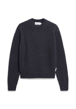 Pull en tricot gris foncé avec un col rond et des poignets côtelés. Il a un design court et une petite étiquette logo sur le côté. Texture douce.
