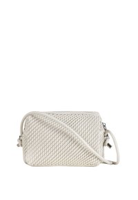 Bolso cruzado de cuero trenzado blanco con forma rectangular, cierre de cremallera y correa ajustable. Presenta una superficie texturizada y acentos metálicos.