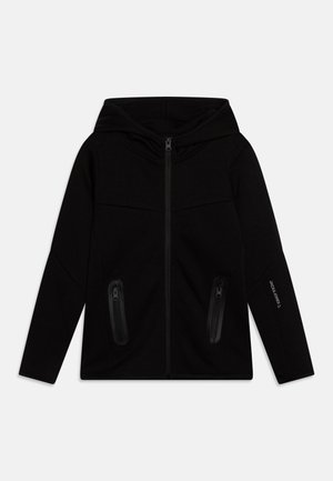 Črna zip-up kapuca z sprednjim zadrgo, dvema žepoma z zadrgo in kapuco na vrvico. Ima gladko teksturo in minimalističen dizajn.