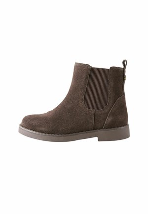Botte Chelsea en daim marron avec panneau latéral élastique, languette à l’arrière et semelle en caoutchouc plate, vue de profil tournée vers la gauche.