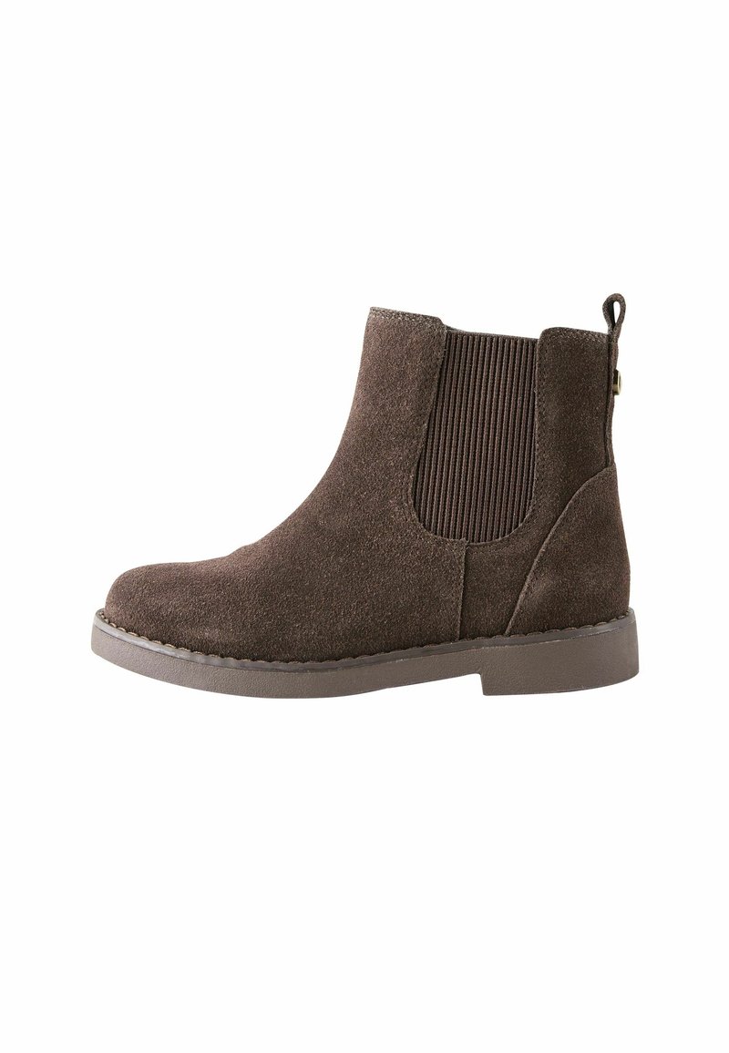Botte Chelsea en daim marron avec panneau latéral élastique, languette à l’arrière et semelle en caoutchouc plate, vue de profil tournée vers la gauche.