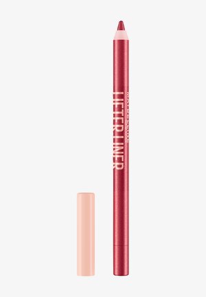Crayon contour des lèvres rouge étiqueté "Maybelline Lifter Liner" avec le bouchon rose retiré placé à côté sur un fond blanc.