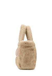 Bolso de piel sintética en beige, con un cuerpo rectangular y dos asas redondeadas y suaves. Textura suave sin herrajes o adornos visibles.