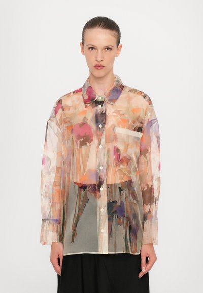 Camisa ligera y transparente de botones con un estampado floral en suaves tonos de rosa, naranja y púrpura. Cuenta con un cuello y un bolsillo en el pecho.