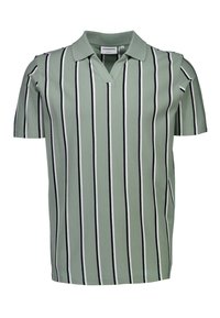 Πόλο μπλούζα με κοντά μανίκια σε ανοιχτό πράσινο χρώμα με κάθετες ναυτικές και λευκές ρίγες, με γιακά σε σχήμα v και απαλή υφή υφάσματος.