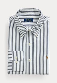 Valge kleit-särk vertikaalsete tumeliste triipudega, nööpidega krae, Polo Ralph Laureni silt ja rinnal tikkitud polomängija logo.