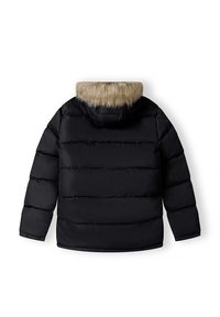 Giubbotto imbottito nero con design trapuntato orizzontale, dotato di cappuccio foderato in pelliccia e polsini elasticizzati. Texture liscia, isolamento caldo.