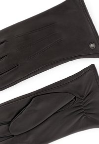 Schwarze Lederhandschuhe mit einer glatten Textur, tailliertem Design und Stichdetails. Mit einem kleinen Markenlogo auf einem Handschuh akzentuiert.