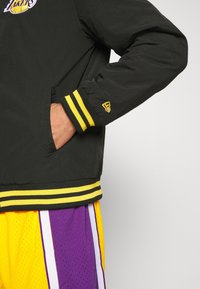 New Era Träningsjacka - black