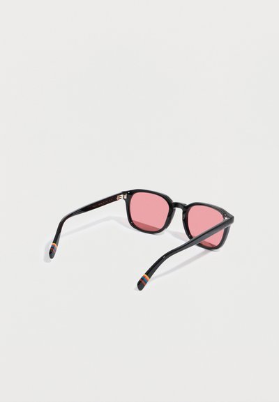 Černé sluneční brýle se čtvercovými obroučkami a růžovými čočkami. Strany mají jemný pruhovaný vzor v červené, žluté a zelené barvě.