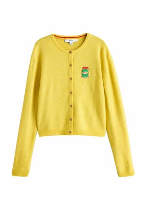 Gelber, kurzer Cardigan mit Rundhalsausschnitt, fünf braunen Knöpfen und einer Stickerei eines Gurkenglases auf der Brust. Weiche Textur, gerippte Bündchen.