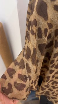 Lengvas, permatomas audinys su leopardų raštu rudos ir bežinės spalvos atspalviuose; turi siuvinėtą kraštą ir švelnų paviršių.
